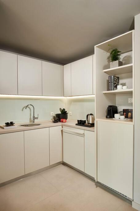 Cw Athens Riviera Suite Екстериор снимка